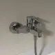 Chromene Badearmatur von Ideal Standard, wandmontiert, mit separatem Auslauf und einem Griff zur Temperatur- und Wassermengenregulierung.